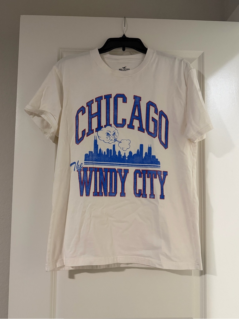 Hollister Chicago t shirt 🌬️ - Picture 2 of 5